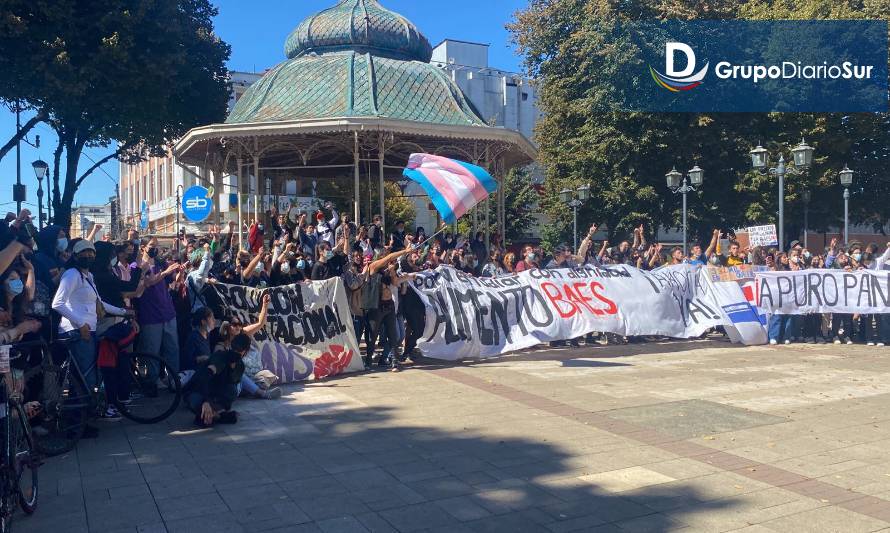 Estudiantes marchan en Valdivia exigiendo aumento en beca de alimentos de Junaeb