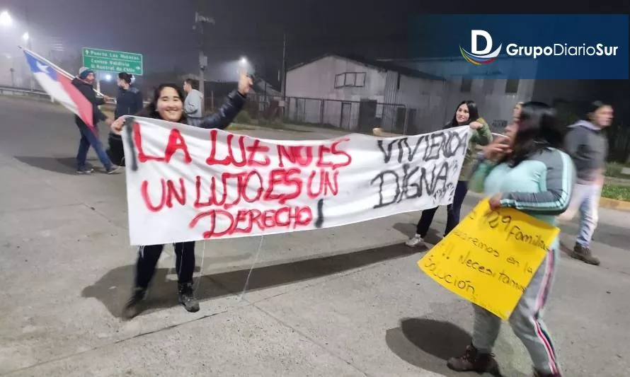Pobladores se manifestaron con pancartas y barricadas en el sector sur de Valdivia 