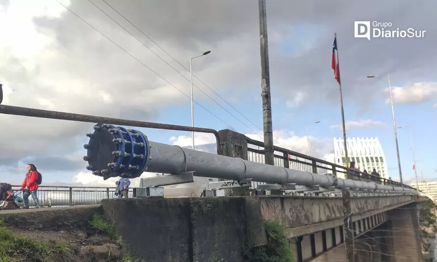 ¿Por qué hay una tubería de agua cruzando el puente Pedro de Valdivia?