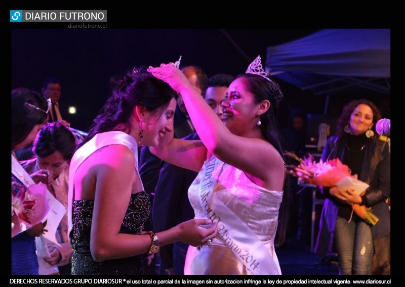 En un monumental escenario, Katherine Millar fue coronada como Reina del Carnaval Cultural 2015