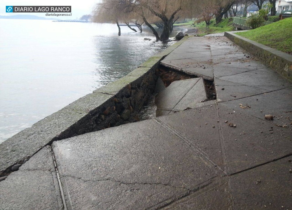 Fuerte oleaje socavó y destruyó tramos de la costanera de Lago Ranco