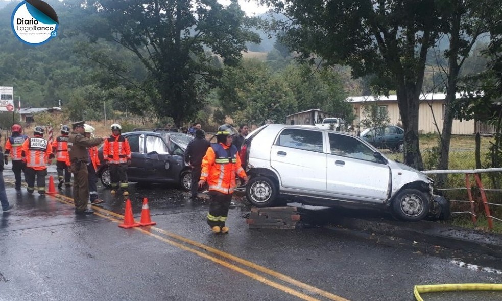 Dos vehículos protagonizaron accidente en la ruta Riñinahue-Lago Ranco