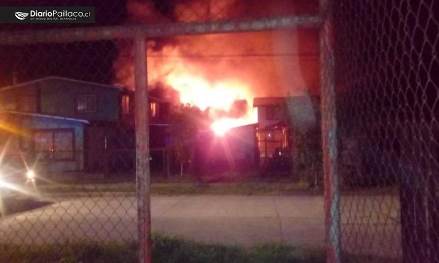 Fuego destruyó vivienda en Paillaco y dejó tres damnificados