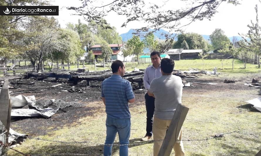 Municipalidad de Lago Ranco irá en ayuda de familia que perdió su hogar en incendio 
