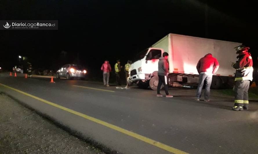 Despliegan operativo para sacar camión que obstruyó ruta en Lago Ranco 