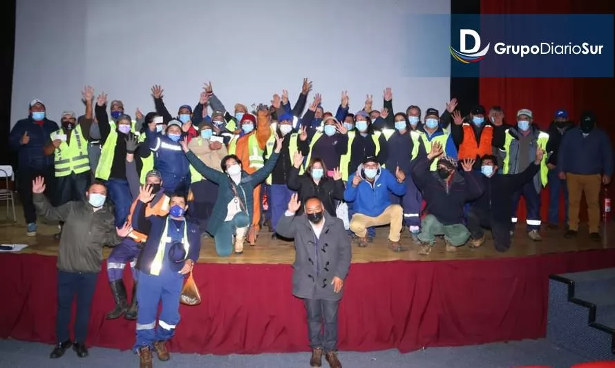 Trabajadores de aseo de Río Bueno reciben bono de más de un millón de pesos 