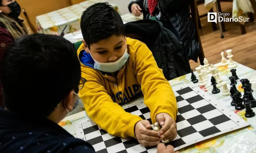 Municipio de Valdivia realiza taller de ajedrez para niños y adolescentes con TEA