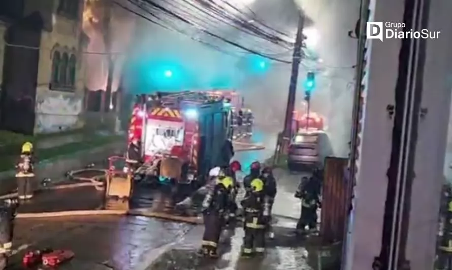 Incendio afectó estacionamiento en calle Pérez Rosales de Valdivia
