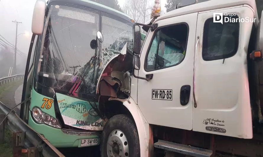Colisión frontal entre bus y camión deja 11 lesionados en Osorno