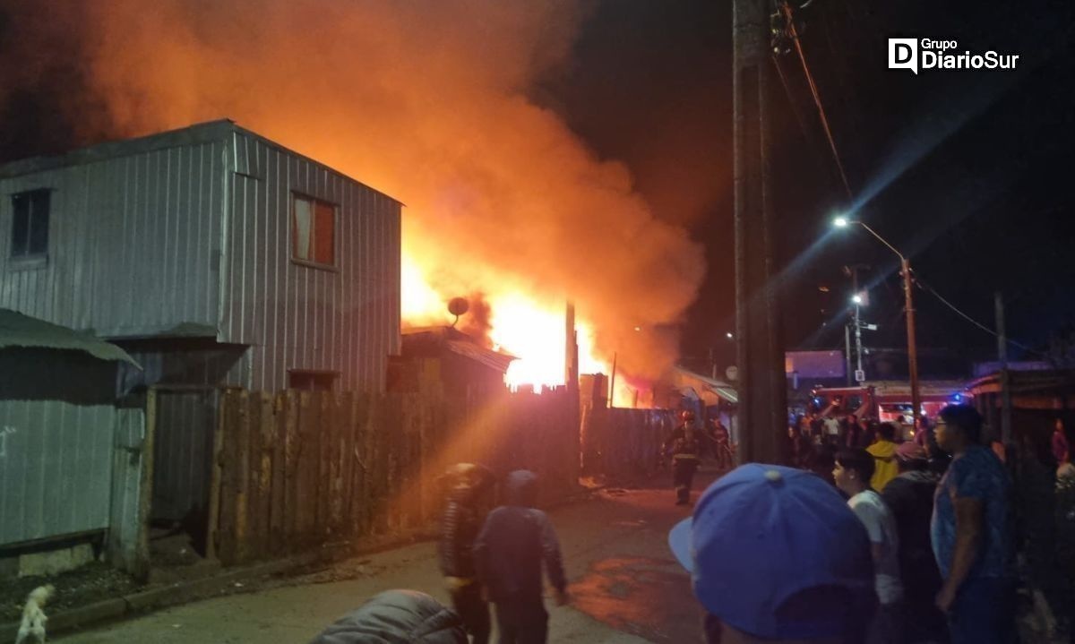 Incendio afecta a población Pablo Neruda de Valdivia