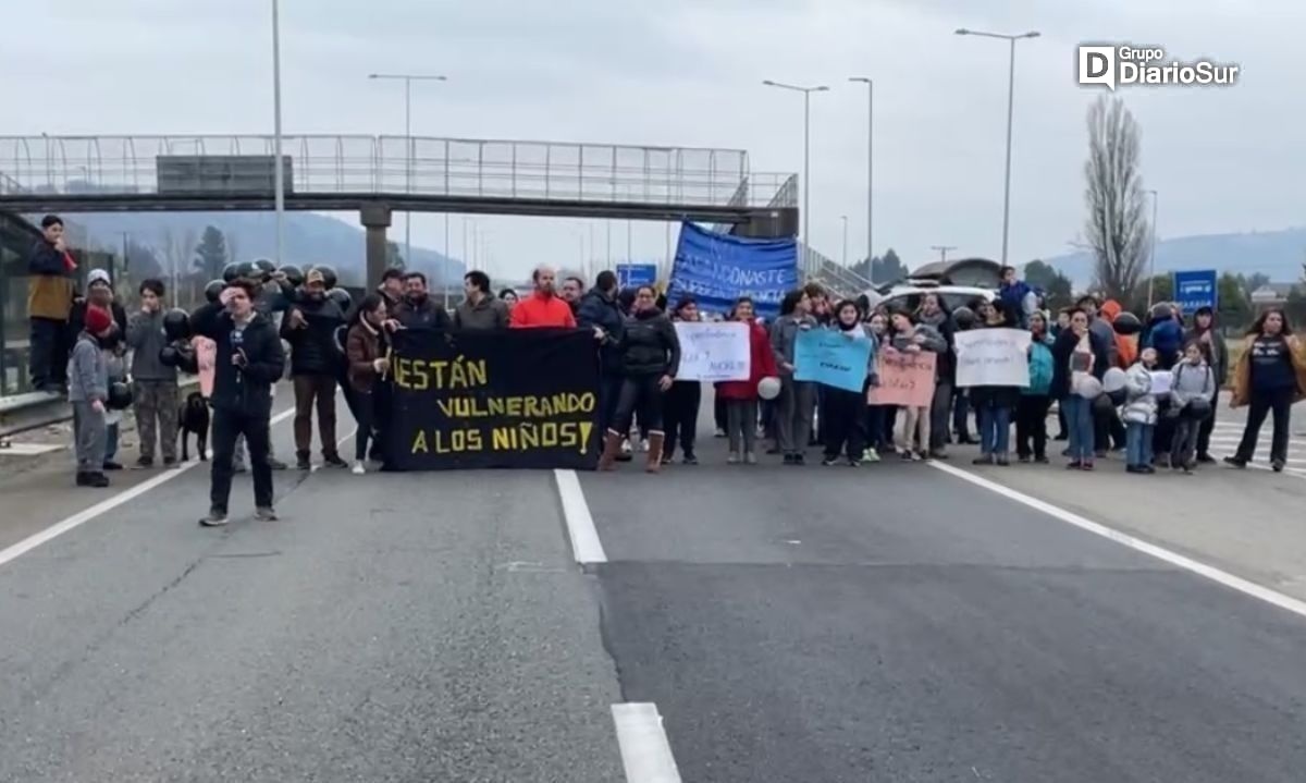 Apoderados de Paillaco se tomaron la Ruta 5 en protesta por cierre de colegio