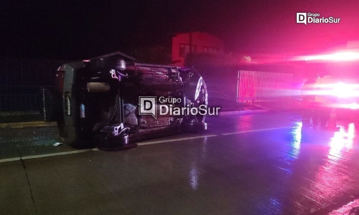 Conductor en estado de ebriedad volcó su vehículo en Valdivia 
