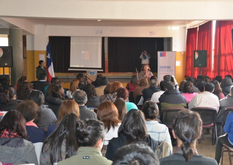 Seremi de Educación socializó proyecto de ley Política Docente con profesores de Lago Ranco